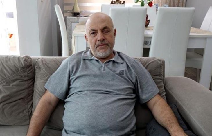 Sol gözünü kaydeden Ali İhsan Aydın koltukta oturuyor.