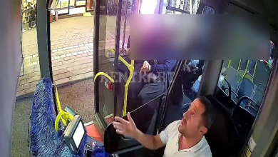 Görüntüde bir halk otobüsünün sürücü bölümü yer alıyor. Beyaz tişörtlü otobüs şoförü, sürücü koltuğunda otururken eliyle karşısındaki kişiye doğru işaret ediyor. Görüntünün bir bölümü buzlanarak sansürlenmiş.
