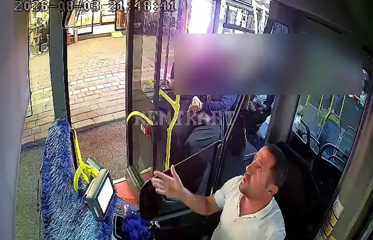 Görüntüde bir halk otobüsünün sürücü bölümü yer alıyor. Beyaz tişörtlü otobüs şoförü, sürücü koltuğunda otururken eliyle karşısındaki kişiye doğru işaret ediyor. Görüntünün bir bölümü buzlanarak sansürlenmiş.