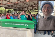 Görselde, yeşil renkli bir tabutun arkasında cenaze namazı için saf tutan kalabalık yer alıyor. Görselin sağ üst köşesinde ise gözlüklü ve bereli yaşlı bir erkeğin fotoğrafı bulunuyor.