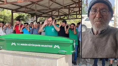 Görselde, yeşil renkli bir tabutun arkasında cenaze namazı için saf tutan kalabalık yer alıyor. Görselin sağ üst köşesinde ise gözlüklü ve bereli yaşlı bir erkeğin fotoğrafı bulunuyor.
