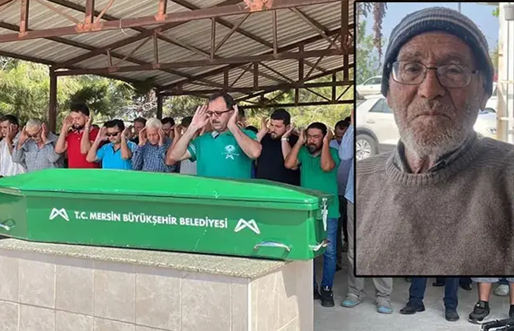 Görselde, yeşil renkli bir tabutun arkasında cenaze namazı için saf tutan kalabalık yer alıyor. Görselin sağ üst köşesinde ise gözlüklü ve bereli yaşlı bir erkeğin fotoğrafı bulunuyor.