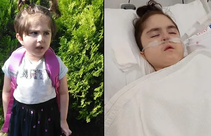 Görsel iki kareden oluşuyor. Sol tarafta sırt çantası taşıyan küçük bir kız çocuğu açık alanda ayakta duruyor. Sağ tarafta ise aynı çocuk olduğu belirtilen bir çocuk, hastane yatağında tıbbi cihazlara bağlı şekilde yatarken görülüyor.
