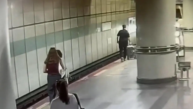 Güvenlik kamerası görüntüsünde, bir metro istasyonunun peronunda yolcular görülüyor. Peronun raylara yakın bölümünde ilerleyen bir kişi yer alırken, diğer yolcular arkadan geliyor. Haber, Şişli’de görme engelli Enes’in valiziyle birlikte metro raylarına düşmesini konu alıyor.