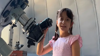 Fotoğrafta, Zehra bir gözlemevinde teleskobun yanında görülüyor. Pembe tişört giyen Zehra, teleskoba bağlı optik ekipmanlardan birini elinde tutarak kameraya bakıyor. Haber, böbrek hastası Zehra'nın Ay'ı teleskopla gözlemleme hayalinin gerçekleştirilmesini konu alıyor.