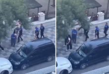 Kolajın sol ve sağ görüntülerinde, engelli satıcı ile zabıtaların bir arada bulunduğu ve sağ karede bir kişinin yerdeki başka bir kişiye doğru tekme atar gibi göründüğü anlar görülüyor.