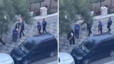 Kolajın sol ve sağ görüntülerinde, engelli satıcı ile zabıtaların bir arada bulunduğu ve sağ karede bir kişinin yerdeki başka bir kişiye doğru tekme atar gibi göründüğü anlar görülüyor.