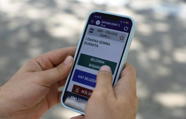 Elde tutulan akıllı telefon uygulanmasında yaklaşan otobüs bilgileri yazıyor.