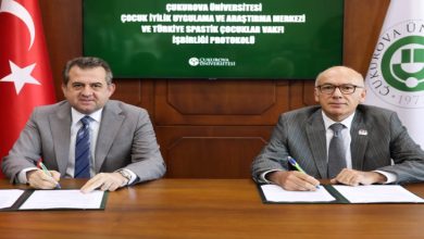 Çukurova Üniversitesi Rektörü Prof. Dr. Hamit Emrah Beriş ile TSÇV Yönetim Kurulu Üyesi Prof. Dr. Muharrem İnan, masada yan yana oturarak protokol imzalıyor.