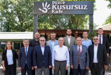 Kusursuz Kafede önünde Düzce Belediye Başkanı Dr. Faruk Özlü’nün yanı sıra Düzce TSO Başkanı Erdoğan Bıyık, Düzce TSO Meclis Başkanı Tanju Acar ve Organize Sanayi Bölgeleri müdürleri birlikte poz veriyor.