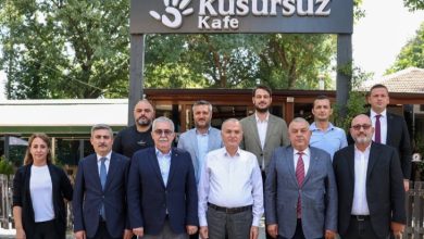 Kusursuz Kafede önünde Düzce Belediye Başkanı Dr. Faruk Özlü’nün yanı sıra Düzce TSO Başkanı Erdoğan Bıyık, Düzce TSO Meclis Başkanı Tanju Acar ve Organize Sanayi Bölgeleri müdürleri birlikte poz veriyor.