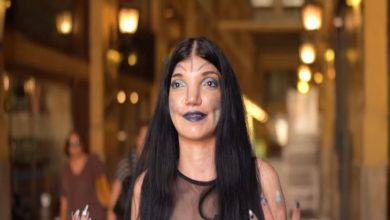 Ebru Erdem, Avatar Kadın kimliğiyle koyu tonlarda makyaj yapıp renkli tırnaklarla poz veriyor.