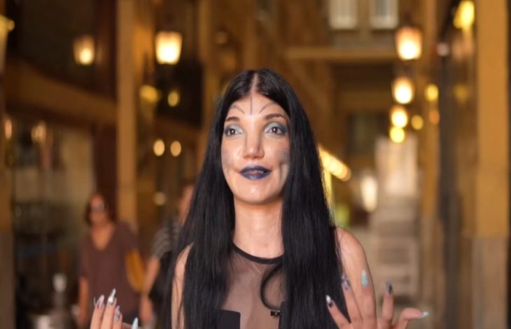 Ebru Erdem, Avatar Kadın kimliğiyle koyu tonlarda makyaj yapıp renkli tırnaklarla poz veriyor.