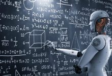 Yapay zekayı sembolize eden ayakta duran robot, geniş bir kara tahta üzerindeki matematiksel formüllere ve geometrik çizimlere işaret ederek çözüm yapıyormuş gibi duran bir pozisyonda görülüyor. Tahta; integral, trigonometrik ifadeler, denklemler ve şekillerle dolu, robot ise analiz eden bir öğrenci ya da öğretmen izlenimi veriyor.