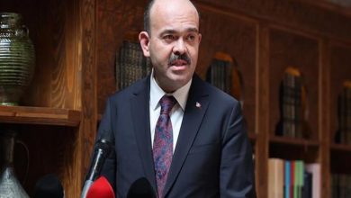 Aile ve Sosyal Hizmetler Bakan Yardımcısı Adil Çalışkan kürsüde konuşma yapıyor.