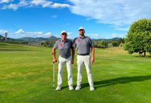 Engelliler Golf Milli Takımı sporcularımız Mehmet Kazan ve Karahan Yıldırım sahada yan yana poz veriyor.