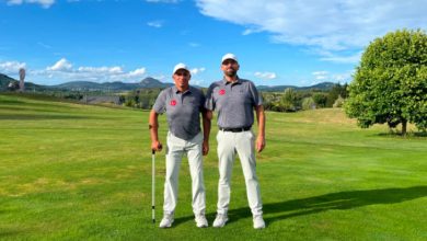 Engelliler Golf Milli Takımı sporcularımız Mehmet Kazan ve Karahan Yıldırım sahada yan yana poz veriyor.