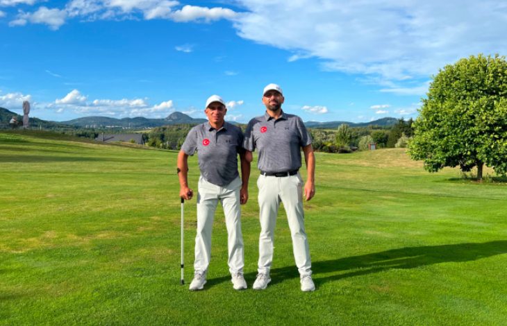 Engelliler Golf Milli Takımı sporcularımız Mehmet Kazan ve Karahan Yıldırım sahada yan yana poz veriyor.