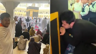 Görselin solunda, Kâbe’nin yakınında ihramlı bir engelli birey görülüyor. Sağda ise aynı kişinin Kâbe’ye dokunduğu an yer alıyor.
