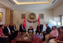 Görselde, Endonezya Büyükelçiliği’nde gerçekleştirilen görüşmede bir grup katılımcı karşılıklı koltuklarda oturuyor. Ortamda Türk ve Endonezya bayrakları ile iki ülkeyi temsil eden çeşitli semboller bulunuyor.