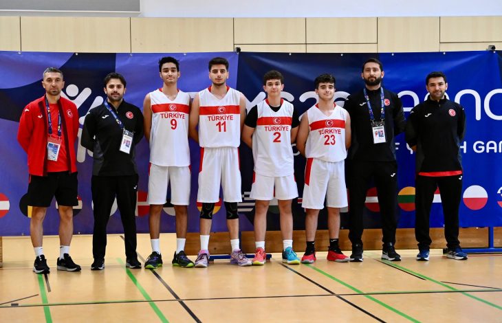 İşitme Engelliler Genç Basketbol Milli Takımımız ile teknik kadro sahada poz veriyor.