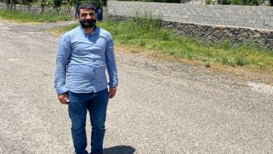 Zihinsel engelli Ahmet Kişeçok'un ayakta dururken çekilmiş fotoğrafı.