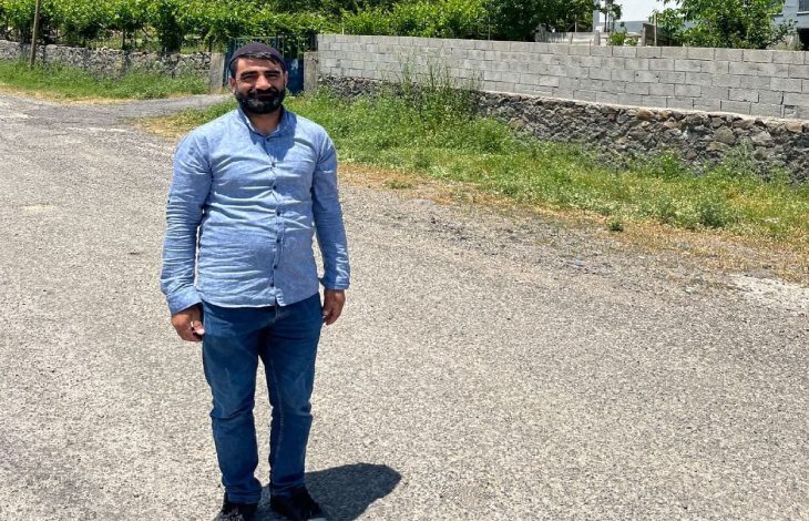 Zihinsel engelli Ahmet Kişeçok'un ayakta dururken çekilmiş fotoğrafı.