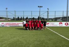 Görme Engelli B1 Millî Takımı sahada kamp pozu veriyor.