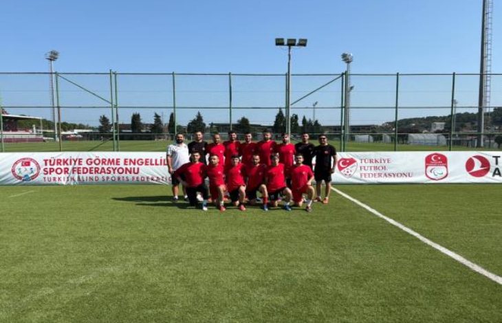 Görme Engelli B1 Millî Takımı sahada kamp pozu veriyor.