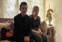 Görme engelli Emrah Yıldırım ve Ayşenur Yıldırım çifti yan yana oturuyor.