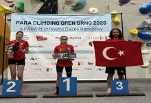 Görme Engelli Milli Sporcusu Fatih Güney üçüncü basamakta yer alırken, birinci ve ikinci basamakta bulunan kadın sporcuların yanında Türk bayrağı tutarak poz veriyor.