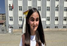 Görme Engelli Öğrenci Kayser Taş'tan, okulun önünde kadraja yansıyor.