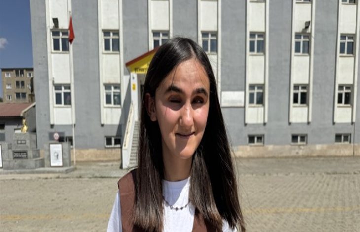 Görme Engelli Öğrenci Kayser Taş'tan, okulun önünde kadraja yansıyor.