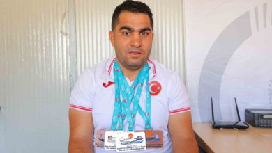 Görme engelli sporcu Ayhan Kaya, kazanılan madalyalarla poz veriyor.