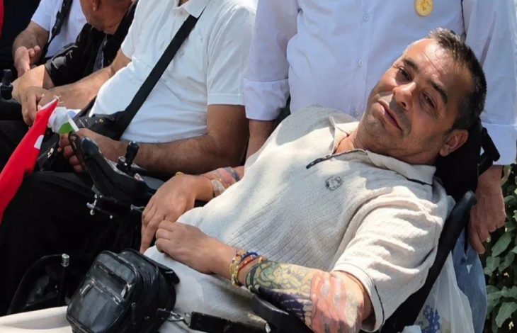 Güvenpark’ta hak arayan Gazi Erdal Özdemir tekerlekli sandalyede bulunuyor.