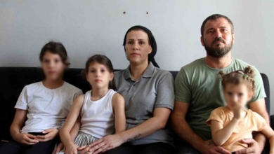 Ayşegül, annesi, babası ve iki kardeşiyle birlikte evde koltukta otururken görülüyor. Aile kameraya doğru bakıyor.