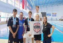 İstanbul Gençlik Spor Kulübü sporcuları ile antrenörleri kazanılan kupa ve madalyalarla poz veriyor.
