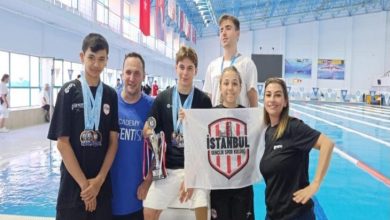 İstanbul Gençlik Spor Kulübü sporcuları ile antrenörleri kazanılan kupa ve madalyalarla poz veriyor.