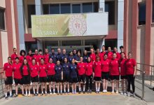 Kadın İşitme Engelli Güreş Milli Takımı ile teknik heyet, Aksaray Paralimpik Oyunları Hazırlık Merkezi önünde poz veriyor