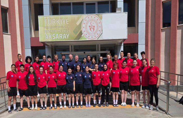 Kadın İşitme Engelli Güreş Milli Takımı ile teknik heyet, Aksaray Paralimpik Oyunları Hazırlık Merkezi önünde poz veriyor