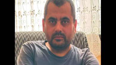 Arama çalışması başlatılan ve geri dönen erkek zihinsel engelli bireyin portre fotoğrafı.