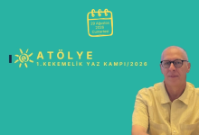 Görselde, gözlüklü ve açık sarı tonlarda bir gömlek giyen Doç. Dr. Sertan Özdemir oturur pozisyonda görülüyor. Arka plan, turkuaz tonlarında tasarlanmış modern bir grafik yüzey. Üst bölümde sarı bir takvim simgesiyle “29 Ağustos 2026 Cumartesi” bilgisi yer alıyor. Orta kısımda güneş formunda bir logo ve “ATÖLYE – 1. Kekemelik Yaz Kampı / 2026” yazısı bulunuyor. Genel atmosfer, profesyonel ve etkinlik duyurusu niteliğinde bir tanıtım görseli izlenimi veriyor.