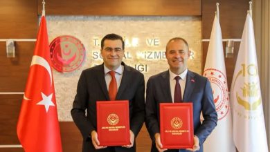 Aile ve Sosyal Hizmetler Bakanlığı Engelli ve Yaşlı Hizmetleri Genel Müdürü Taha Kürşad Sezen ile Kırklareli Belediye Başkanı Derya Bulut, ayakta durarak protokolleri ise ellerinde tutarak poz veriyor.