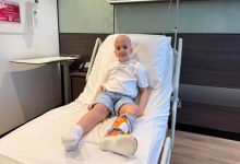 Alparslan Emir, hastane yatağında oturmakta ve ameliyat edilen sol bacağı korse içerisinde.