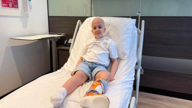 Alparslan Emir, hastane yatağında oturmakta ve ameliyat edilen sol bacağı korse içerisinde.