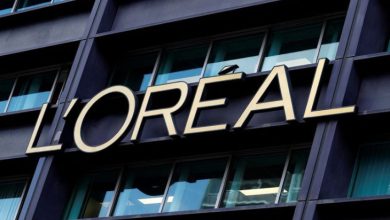 L'Oreal logosu tabelada iş merkezi üstünde bulunuyor.