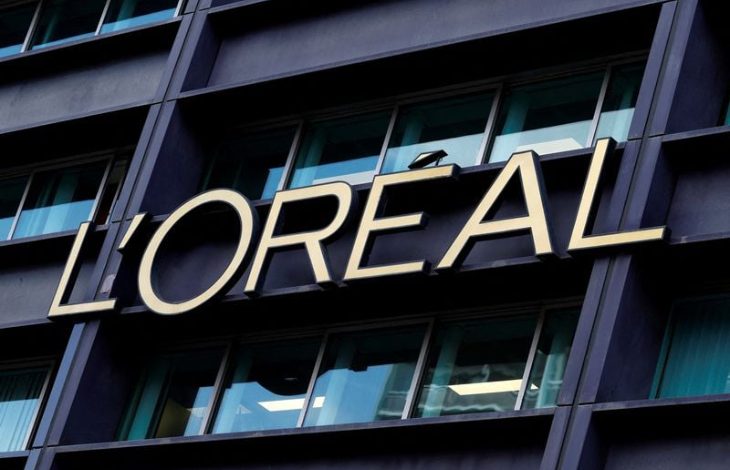 L'Oreal logosu tabelada iş merkezi üstünde bulunuyor.