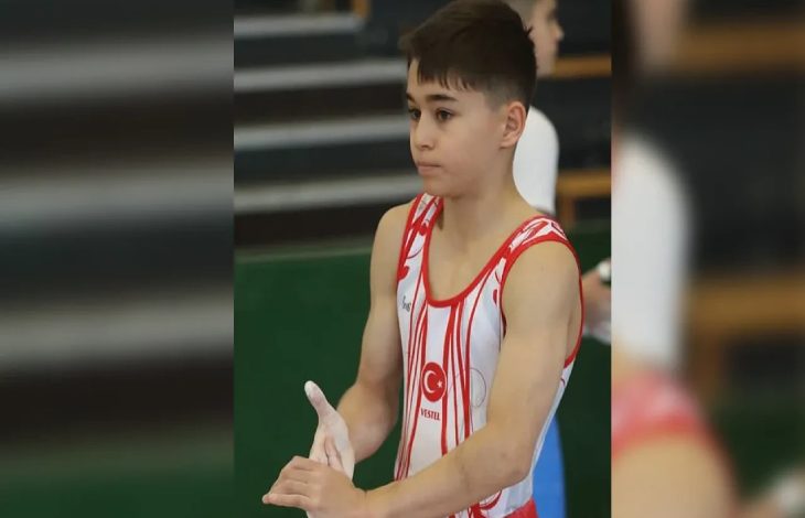 Milli Cimnastikçi Bahadır Çimen'in, milli forayla çekilen fotoğrafı.