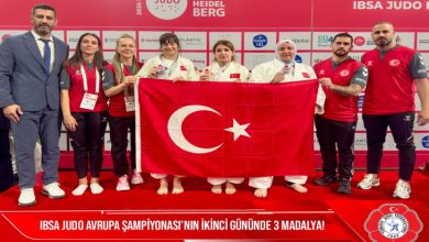 Milli Para Judo Takımı ile teknik kadro Türk bayrağı açarak poz veriyor.