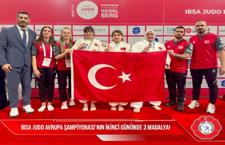 Milli Para Judo Takımı ile teknik kadro Türk bayrağı açarak poz veriyor.